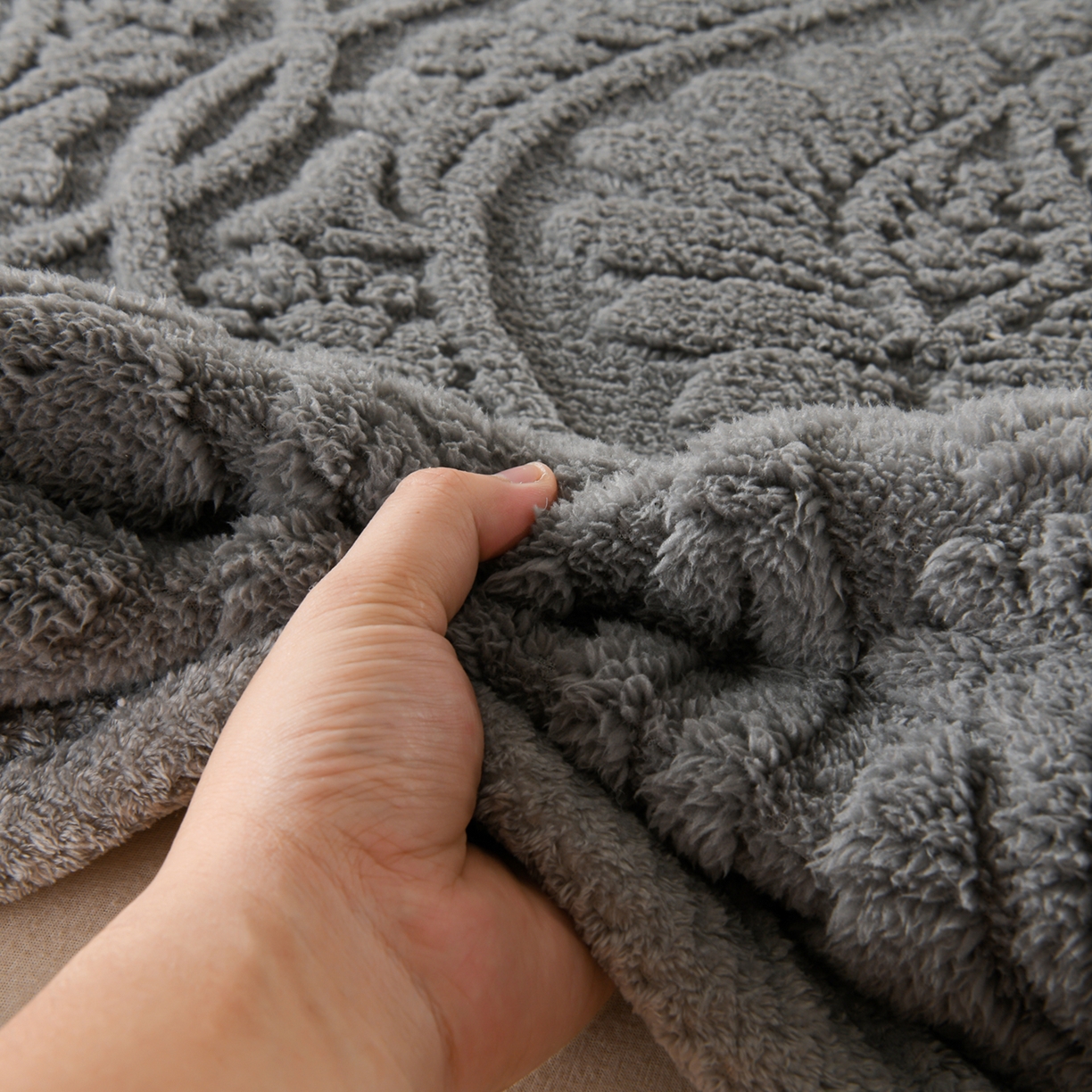 91家纺网 家纺一手货源 找家纺 鑫姿席业 2025新款A类高克重雕花牛奶绒床垫 米兰-深灰