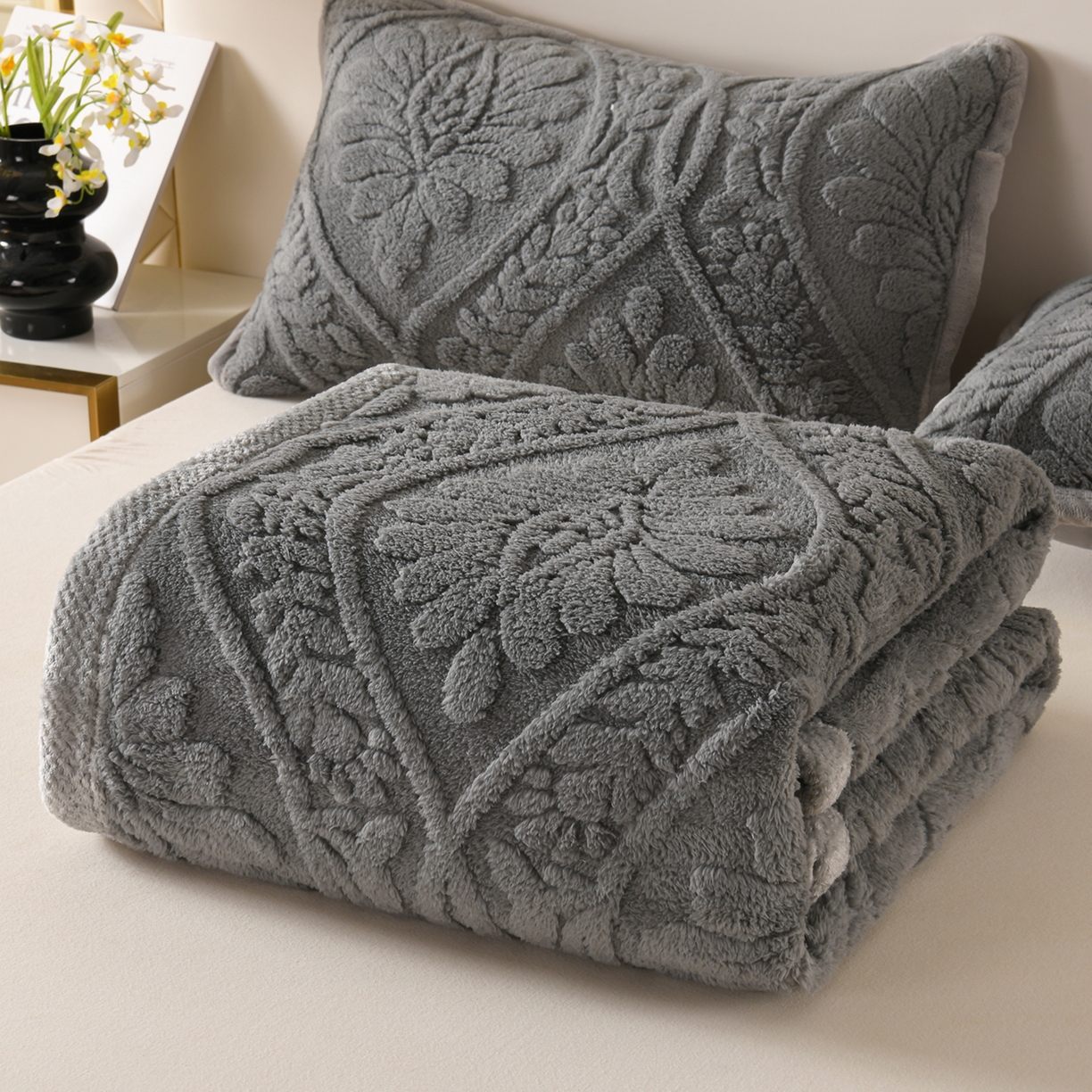 91家纺网 家纺一手货源 找家纺 鑫姿席业 2025新款A类高克重雕花牛奶绒床垫 米兰-深灰