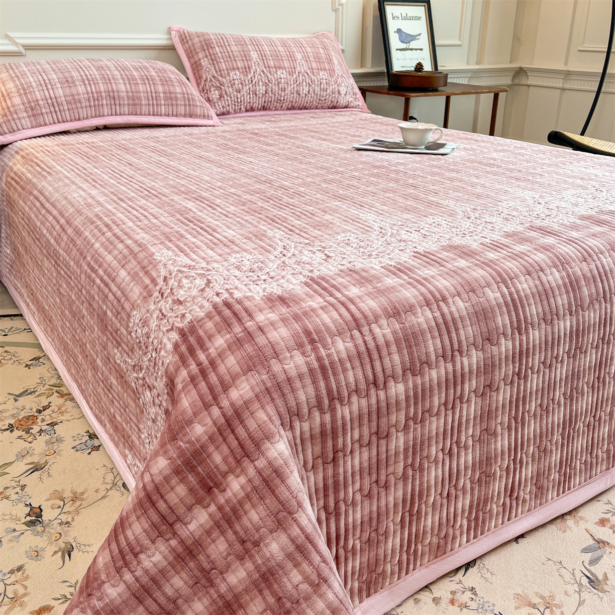 （总）慕木家纺 2025新款A类高克重欧式牛奶绒夹棉床盖珠帘花系列-场景一