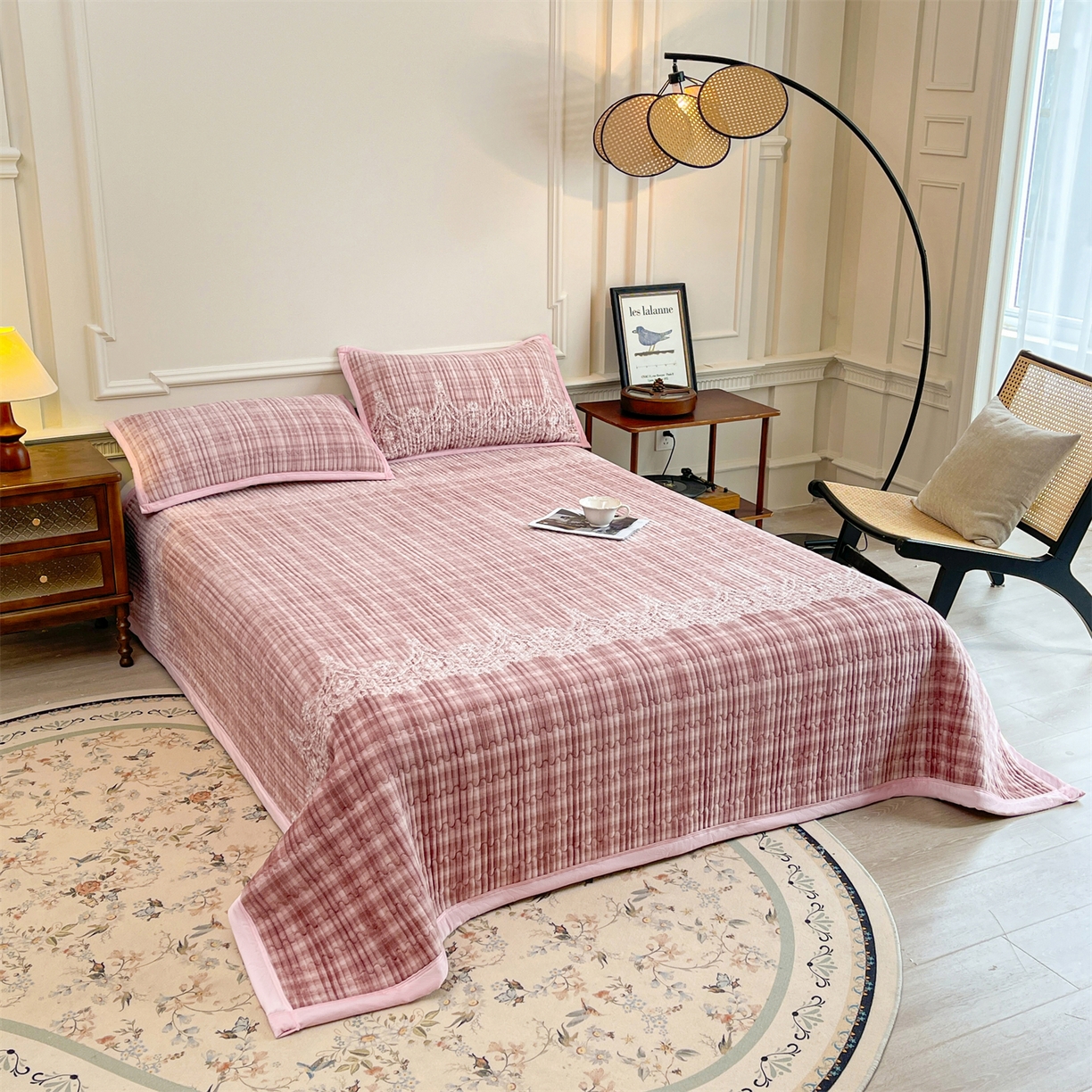 91家纺网 家纺一手货源 找家纺 （总）慕木家纺 2025新款A类高克重欧式牛奶绒夹棉床盖珠帘花系列-场景一