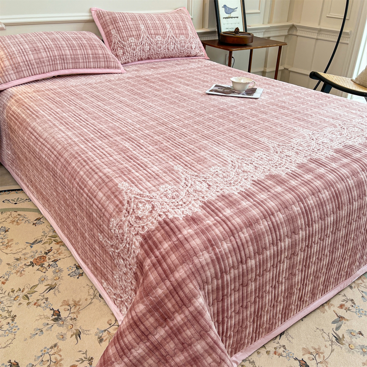 91家纺网 家纺一手货源 找家纺 （总）慕木家纺 2025新款A类高克重欧式牛奶绒夹棉床盖珠帘花系列-场景一