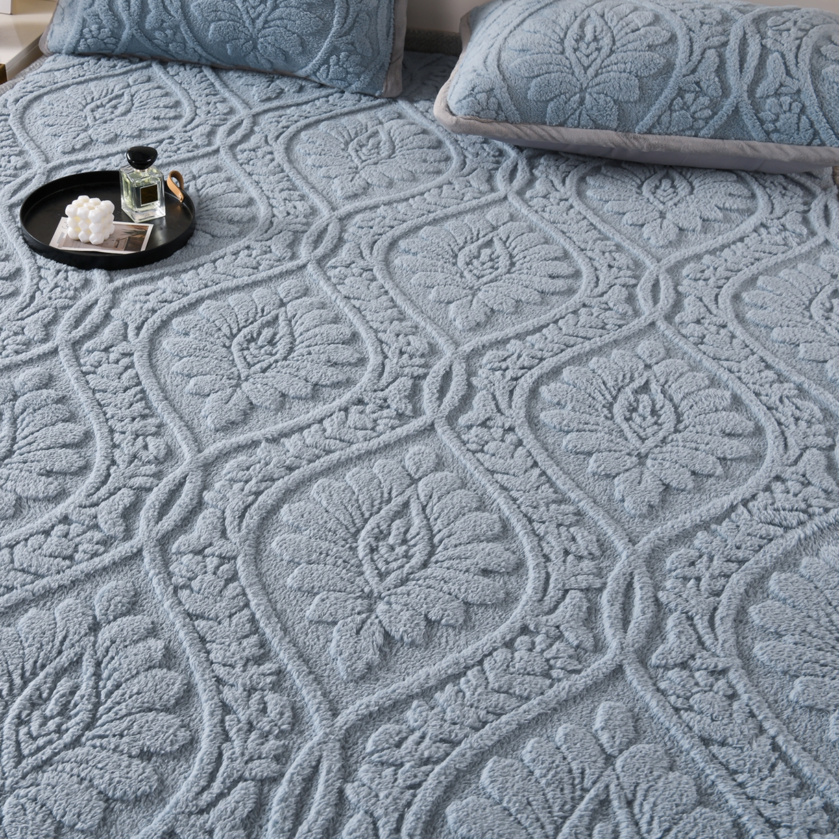 91家纺网 家纺一手货源 找家纺 鑫姿席业 2025新款A类高克重雕花牛奶绒床垫 米兰-午夜蓝