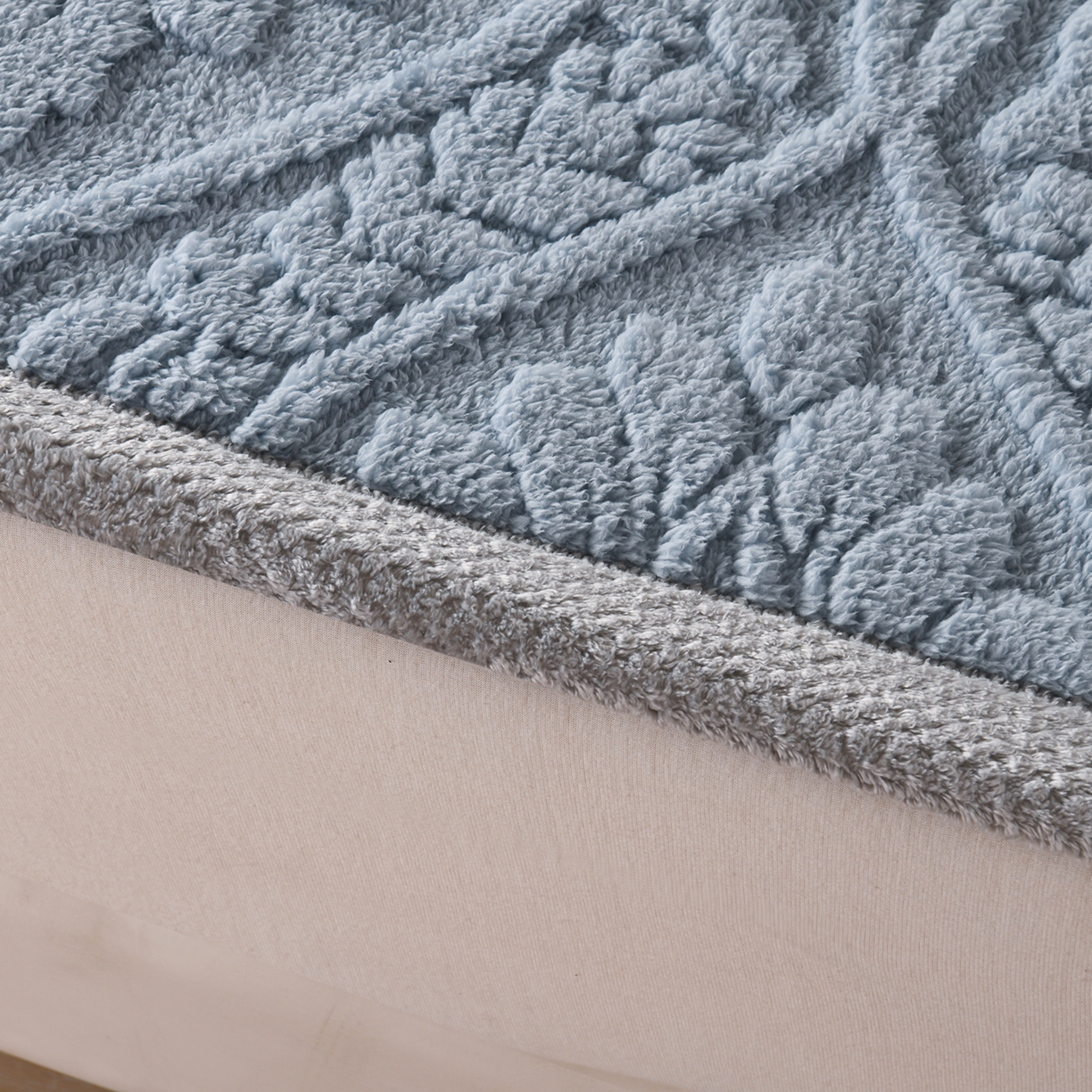 91家纺网 家纺一手货源 找家纺 鑫姿席业 2025新款A类高克重雕花牛奶绒床垫 米兰-午夜蓝