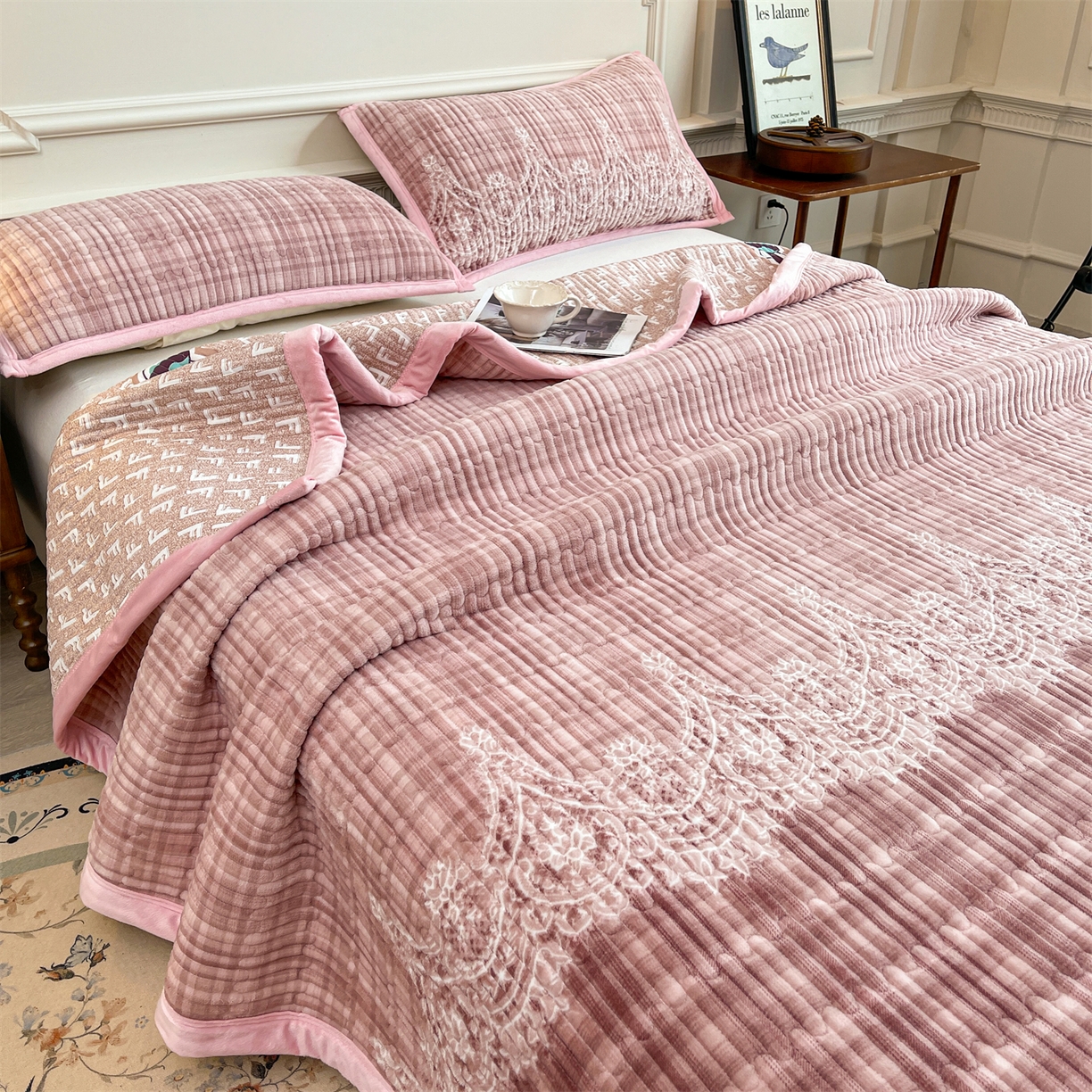 91家纺网 家纺一手货源 找家纺 （总）慕木家纺 2025新款A类高克重欧式牛奶绒夹棉床盖珠帘花系列-场景一