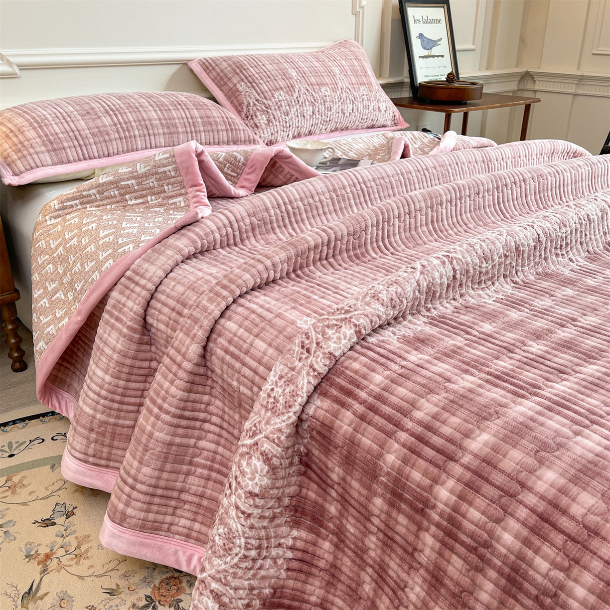 91家纺网 家纺一手货源 找家纺 （总）慕木家纺 2025新款A类高克重欧式牛奶绒夹棉床盖珠帘花系列-场景一