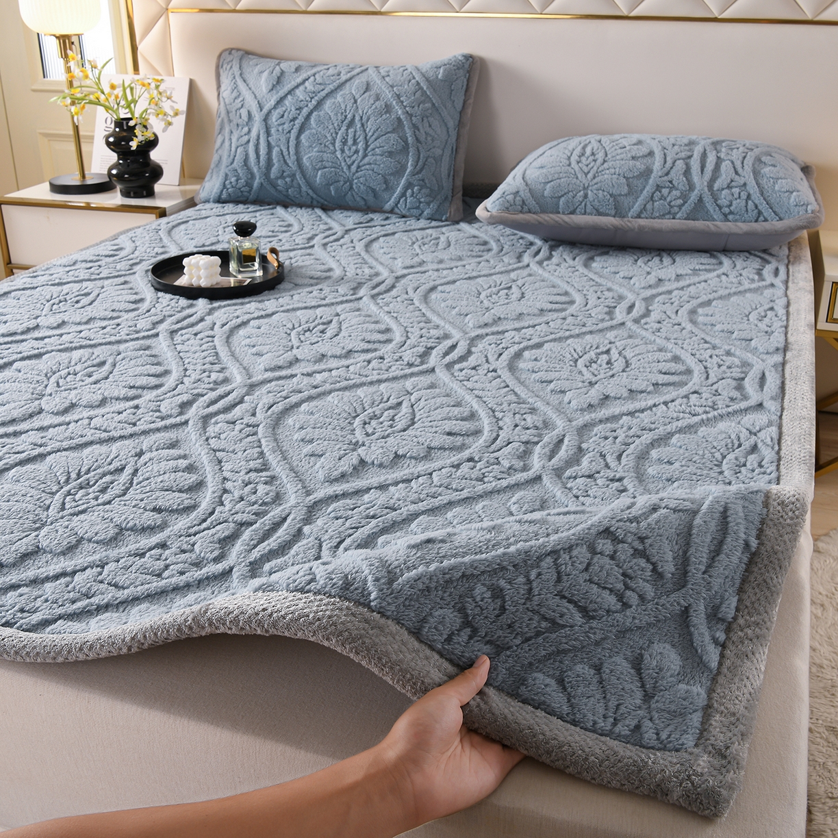 91家纺网 家纺一手货源 找家纺 鑫姿席业 2025新款A类高克重雕花牛奶绒床垫 米兰-午夜蓝