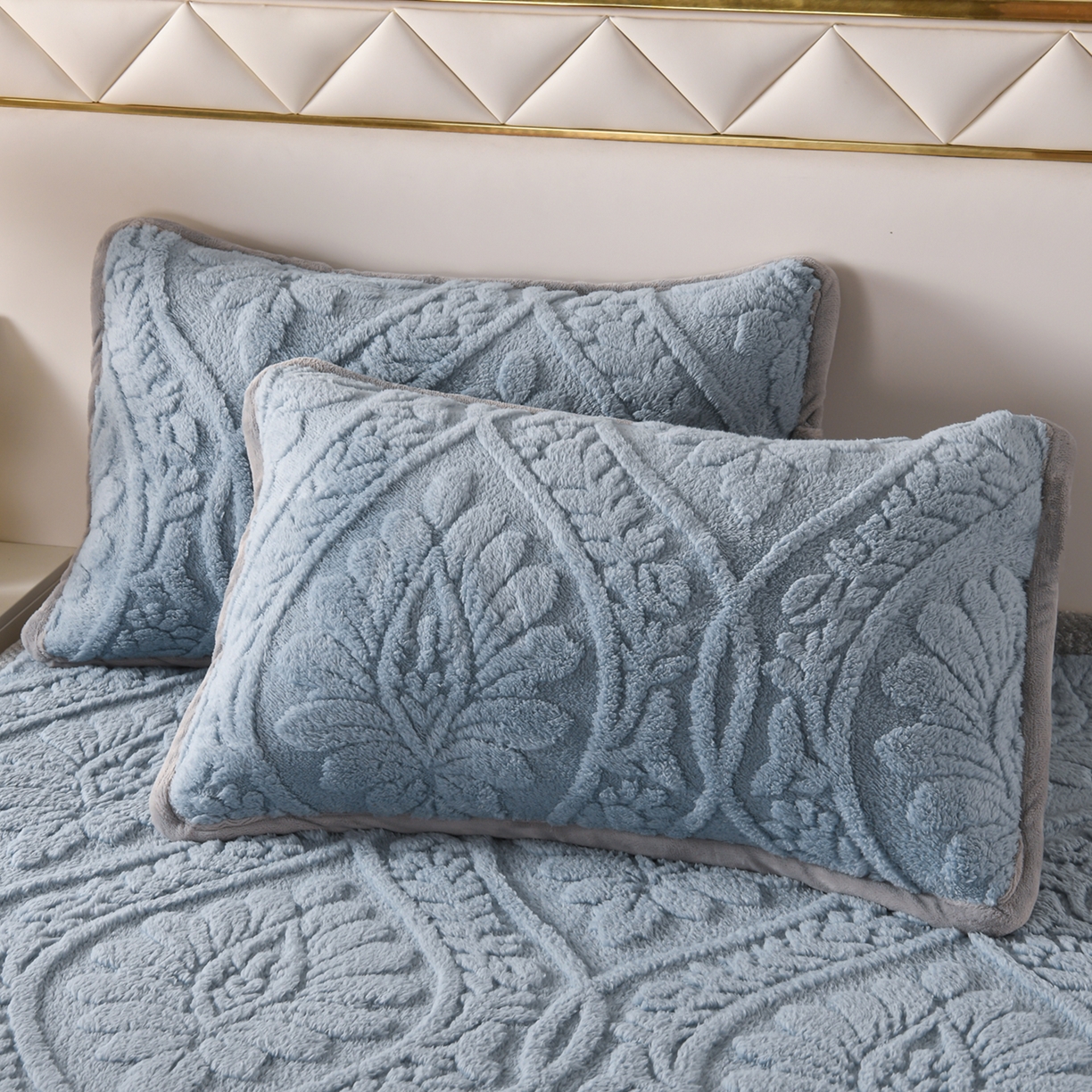 91家纺网 家纺一手货源 找家纺 鑫姿席业 2025新款A类高克重雕花牛奶绒床垫 米兰-午夜蓝