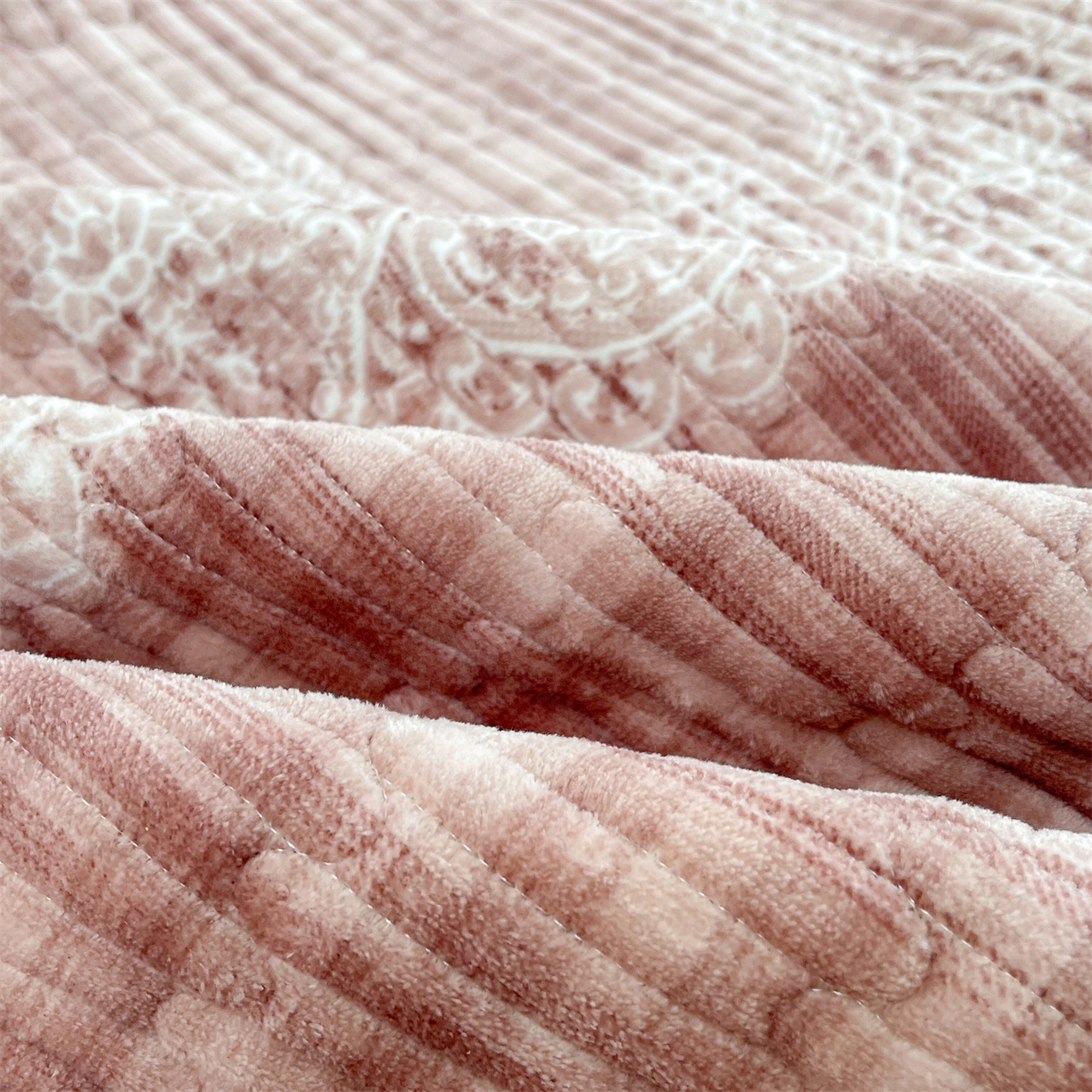 91家纺网 家纺一手货源 找家纺 （总）慕木家纺 2025新款A类高克重欧式牛奶绒夹棉床盖珠帘花系列-场景一