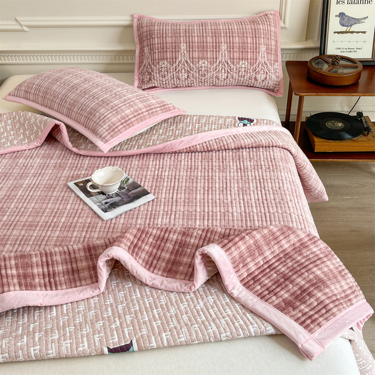 91家纺网 家纺一手货源 找家纺 （总）慕木家纺 2025新款A类高克重欧式牛奶绒夹棉床盖珠帘花系列-场景一