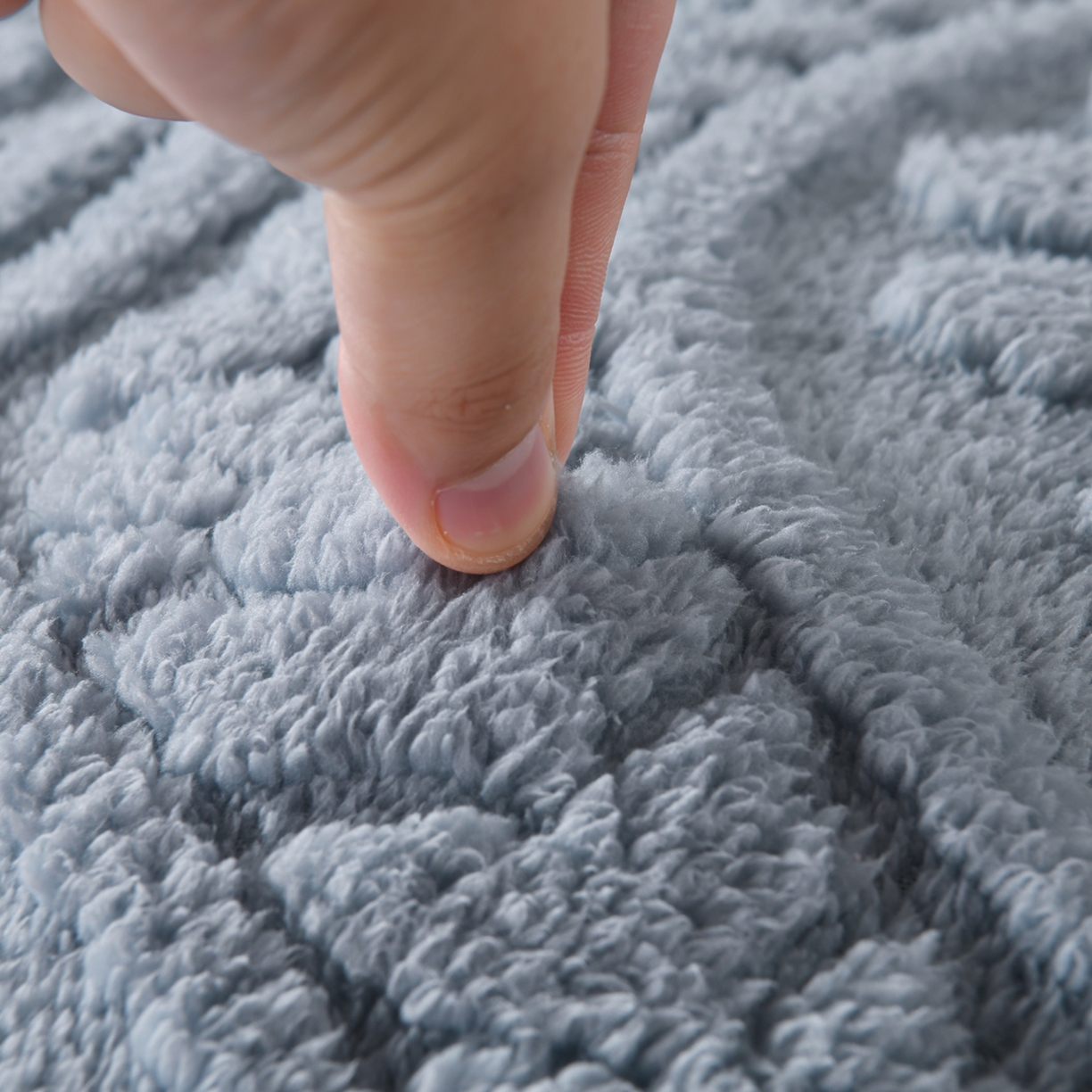 91家纺网 家纺一手货源 找家纺 鑫姿席业 2025新款A类高克重雕花牛奶绒床垫 米兰-午夜蓝