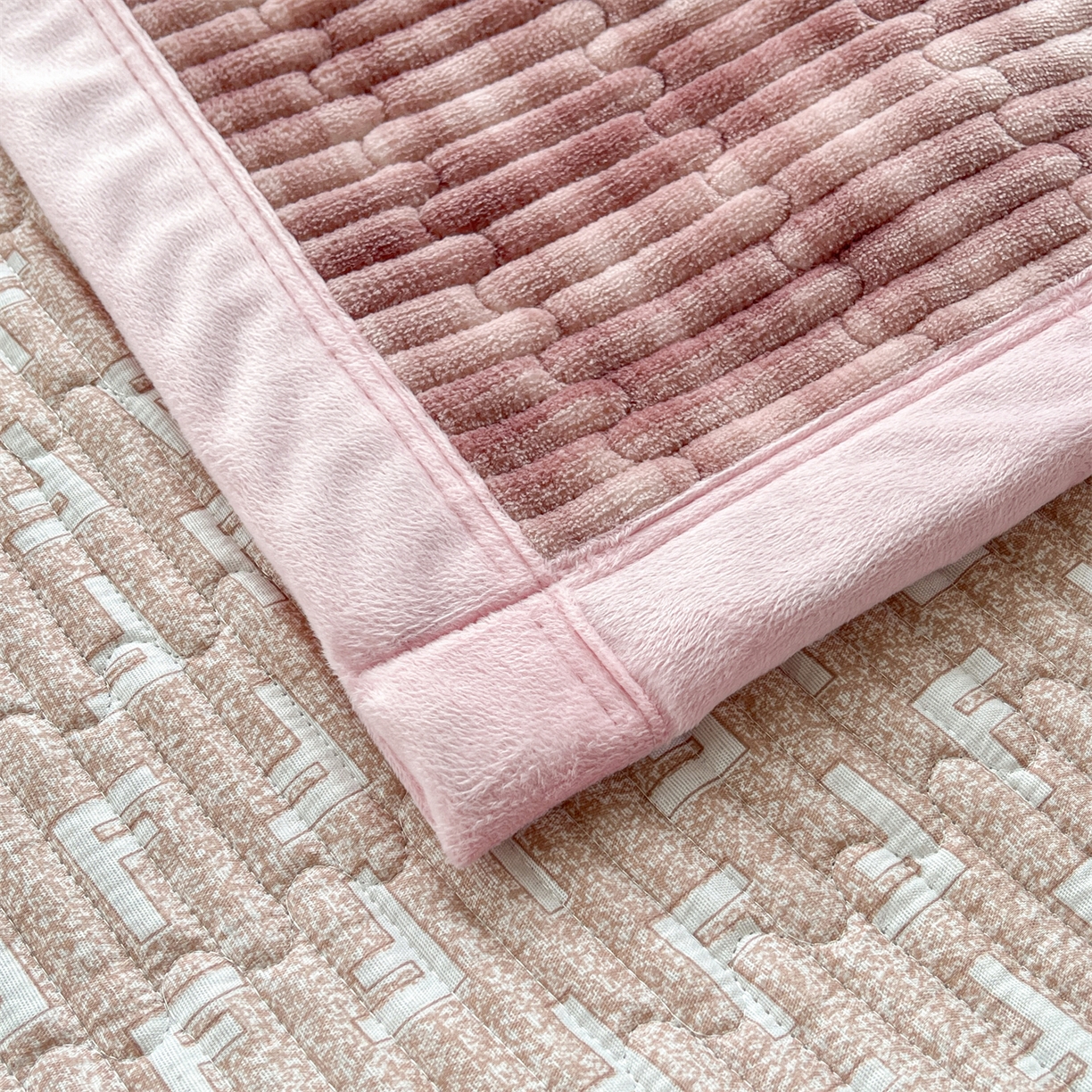 91家纺网 家纺一手货源 找家纺 （总）慕木家纺 2025新款A类高克重欧式牛奶绒夹棉床盖珠帘花系列-场景一