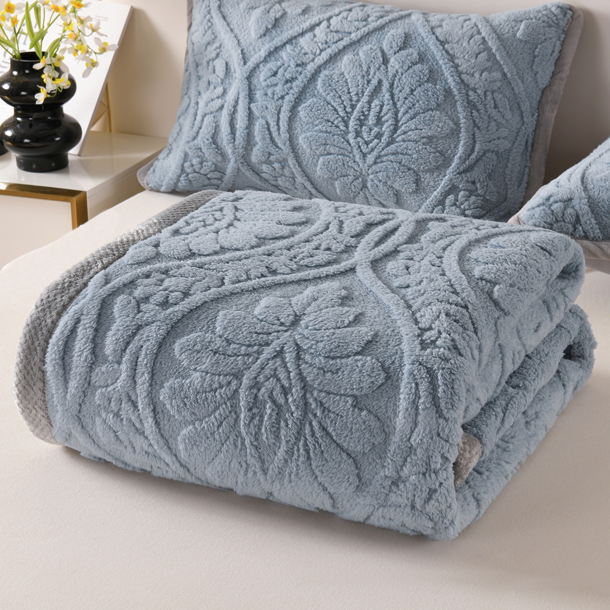 91家纺网 家纺一手货源 找家纺 鑫姿席业 2025新款A类高克重雕花牛奶绒床垫 米兰-午夜蓝