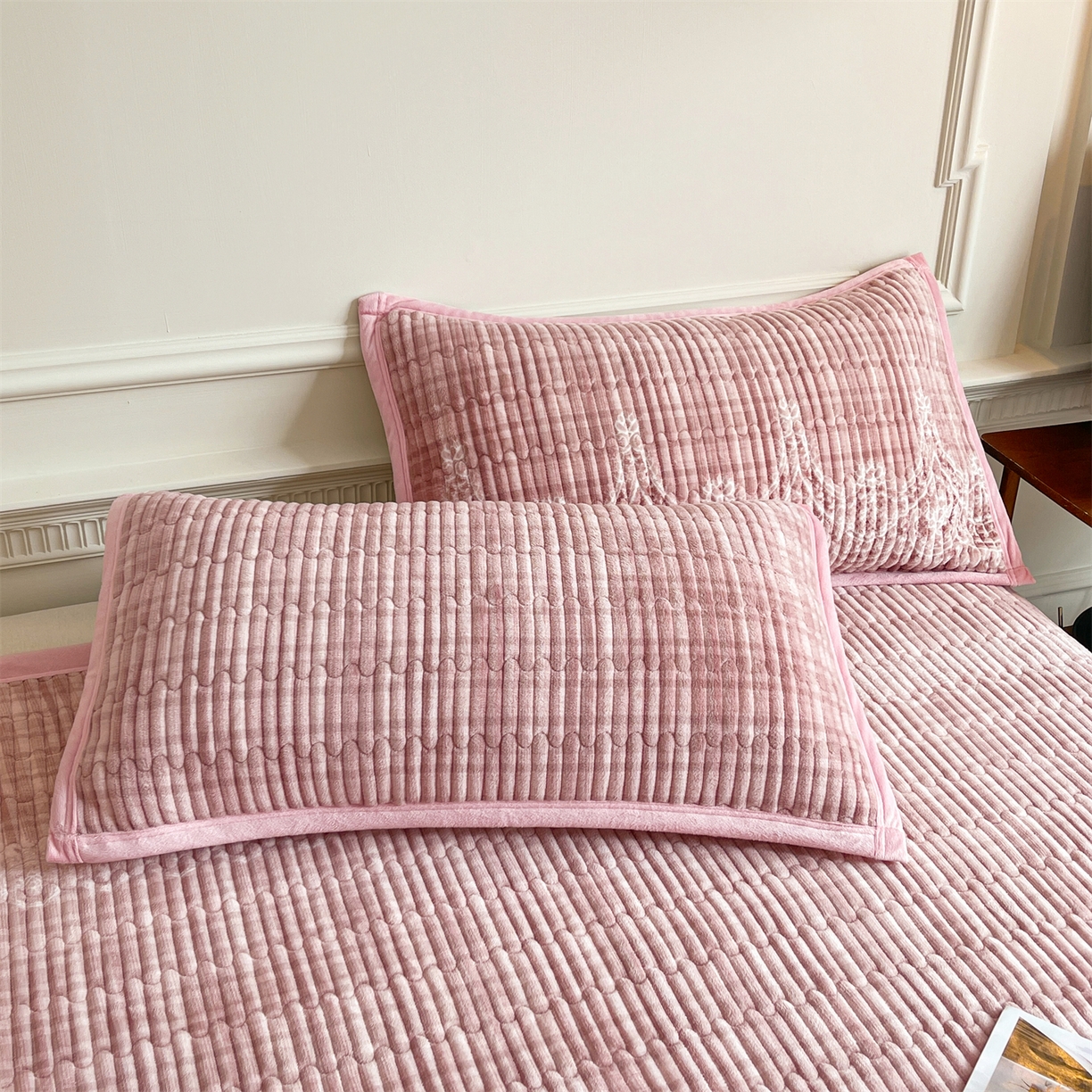 91家纺网 家纺一手货源 找家纺 （总）慕木家纺 2025新款A类高克重欧式牛奶绒夹棉床盖珠帘花系列-场景一