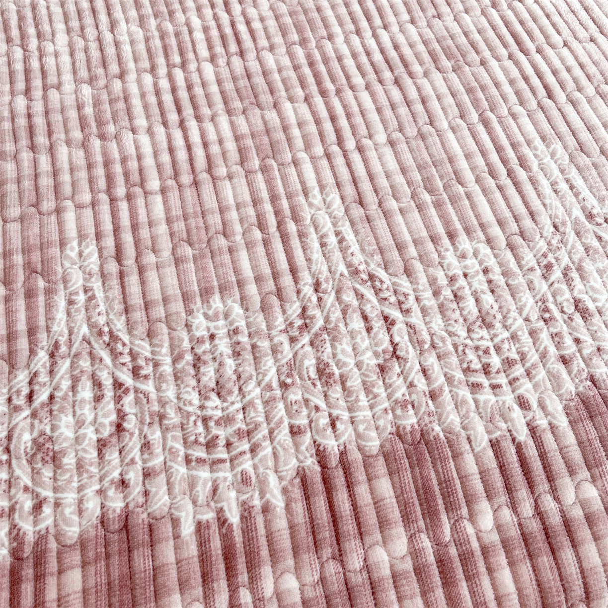 91家纺网 家纺一手货源 找家纺 （总）慕木家纺 2025新款A类高克重欧式牛奶绒夹棉床盖珠帘花系列-场景一