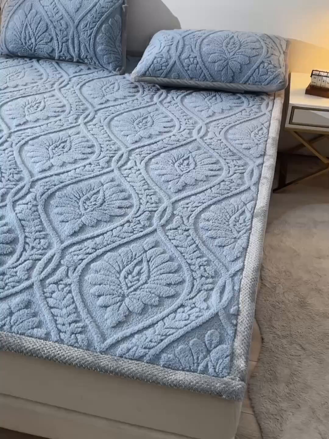 91家纺网 家纺一手货源 找家纺 鑫姿席业 2025新款A类高克重雕花牛奶绒床垫 米兰-午夜蓝