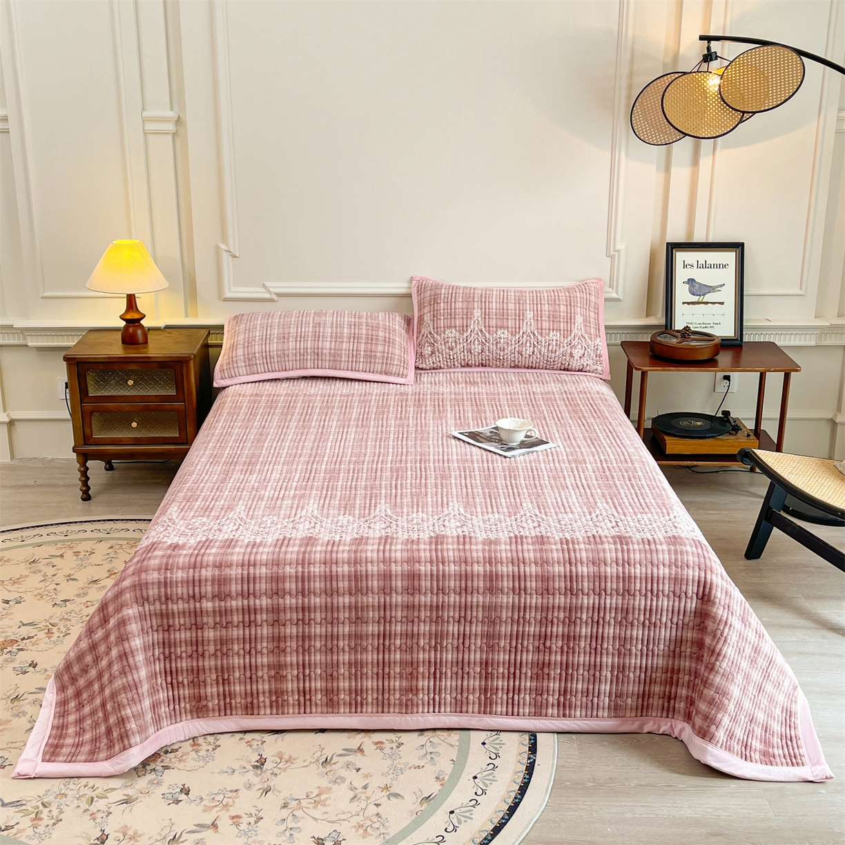 91家纺网 家纺一手货源 找家纺 （总）慕木家纺 2025新款A类高克重欧式牛奶绒夹棉床盖珠帘花系列-场景一