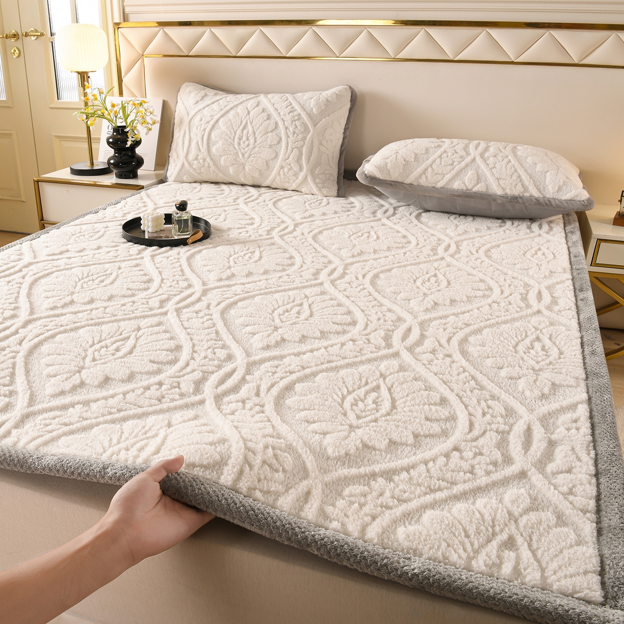 91家纺网 家纺一手货源 找家纺 鑫姿席业 2025新款A类高克重雕花牛奶绒床垫 米兰-象牙白