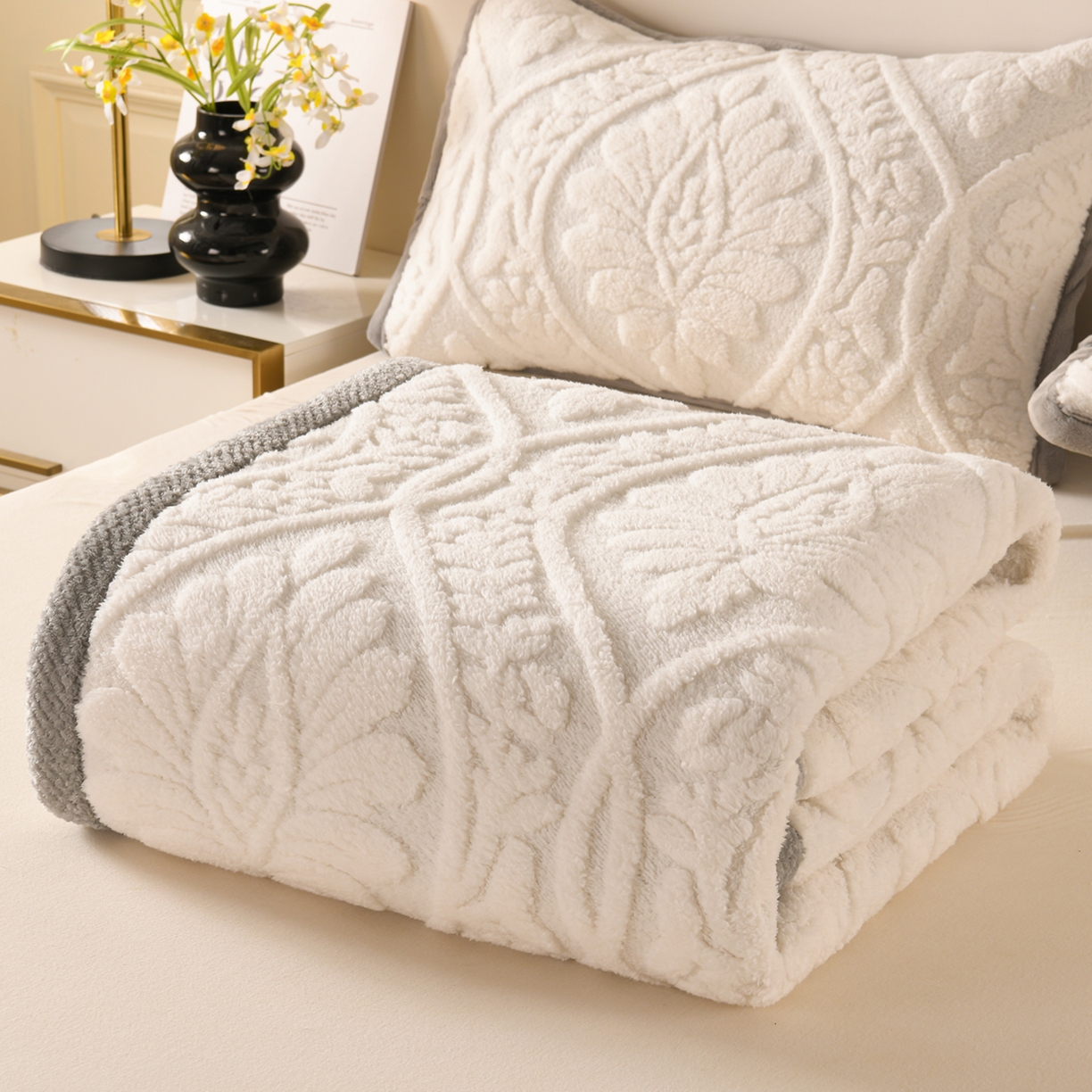 91家纺网 家纺一手货源 找家纺 鑫姿席业 2025新款A类高克重雕花牛奶绒床垫 米兰-象牙白