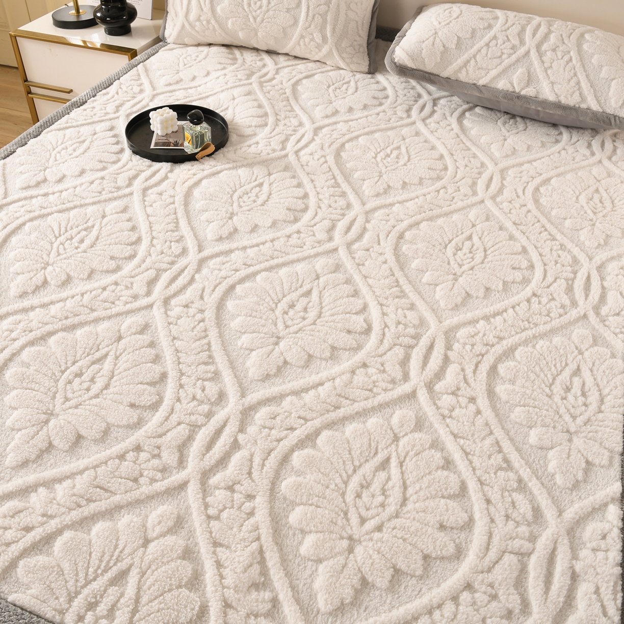 91家纺网 家纺一手货源 找家纺 鑫姿席业 2025新款A类高克重雕花牛奶绒床垫 米兰-象牙白