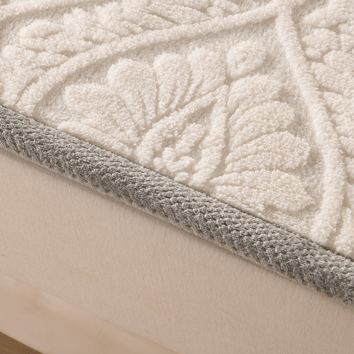 91家纺网 家纺一手货源 找家纺 鑫姿席业 2025新款A类高克重雕花牛奶绒床垫 米兰-象牙白