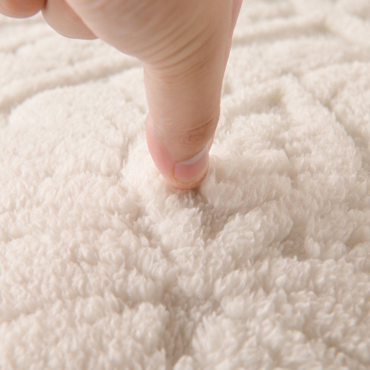 91家纺网 家纺一手货源 找家纺 鑫姿席业 2025新款A类高克重雕花牛奶绒床垫 米兰-象牙白