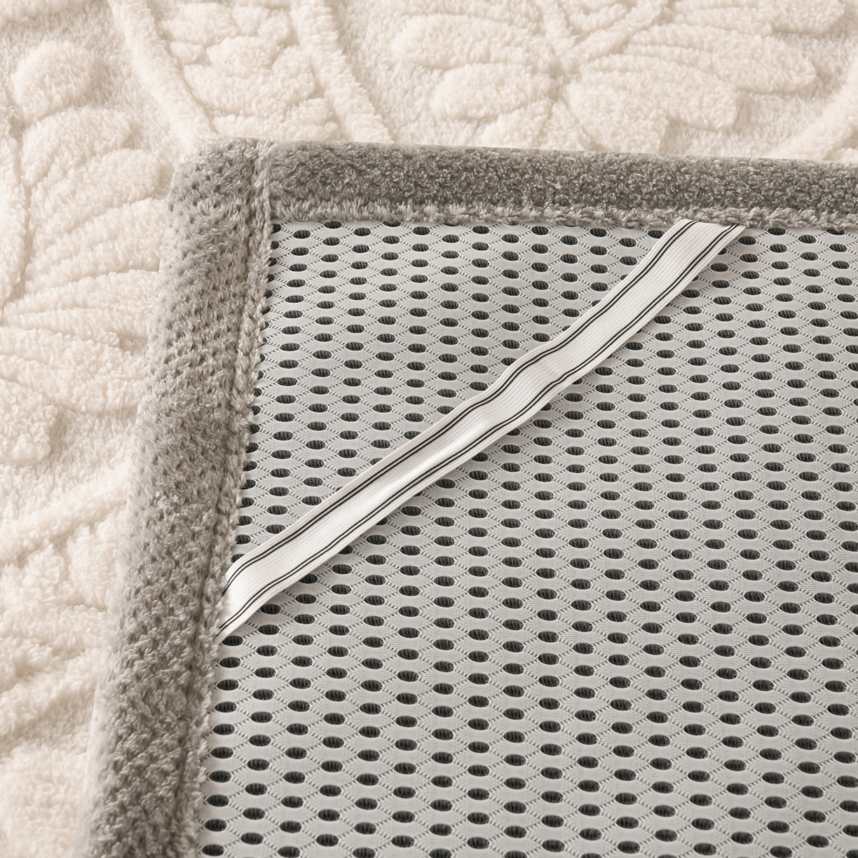 91家纺网 家纺一手货源 找家纺 鑫姿席业 2025新款A类高克重雕花牛奶绒床垫 米兰-象牙白