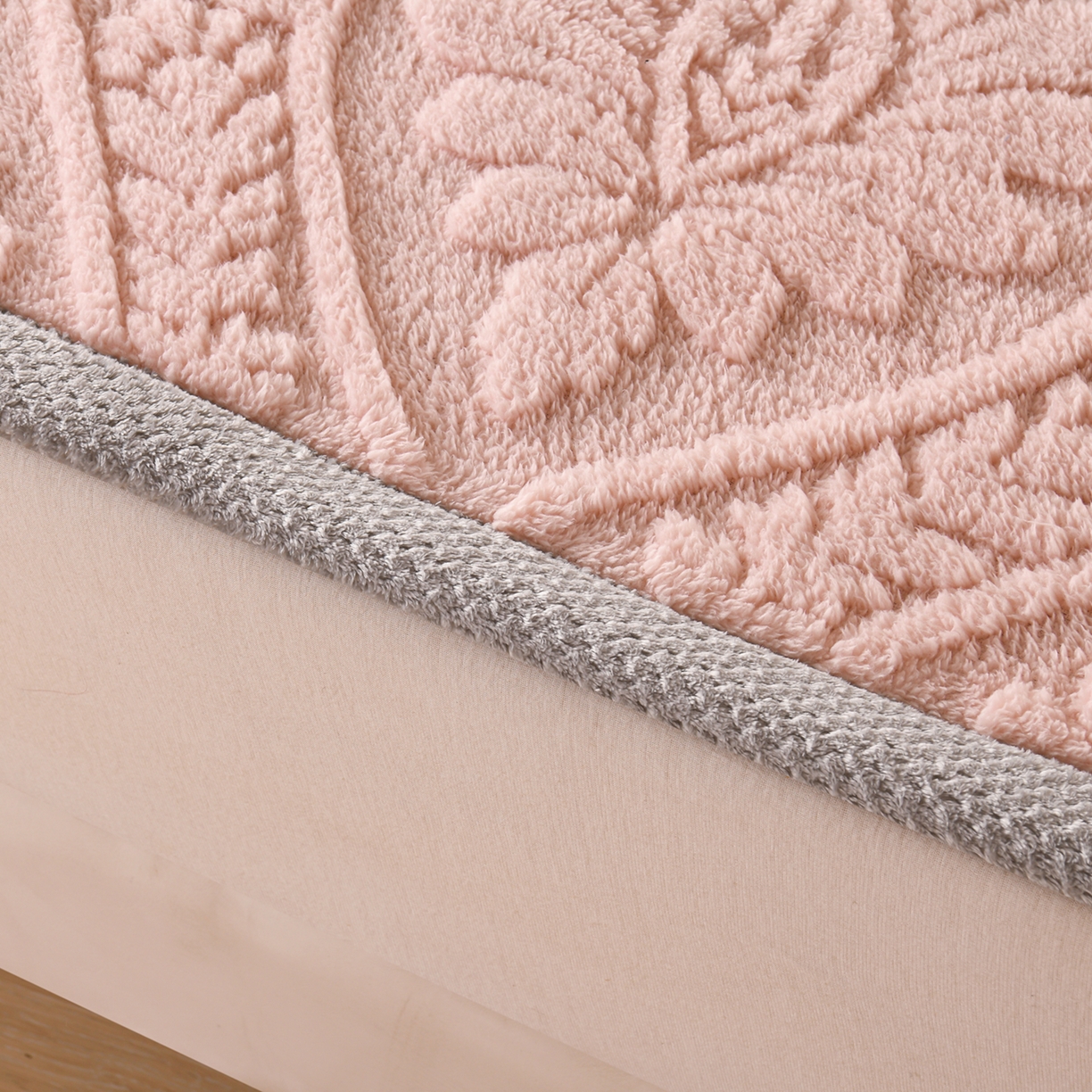 91家纺网 家纺一手货源 找家纺 鑫姿席业 2025新款A类高克重雕花牛奶绒床垫 米兰-樱花粉