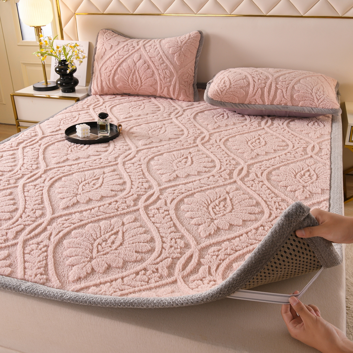 91家纺网 家纺一手货源 找家纺 鑫姿席业 2025新款A类高克重雕花牛奶绒床垫 米兰-樱花粉
