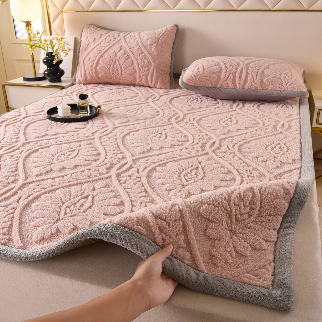 91家纺网 家纺一手货源 找家纺 鑫姿席业 2025新款A类高克重雕花牛奶绒床垫 米兰-樱花粉