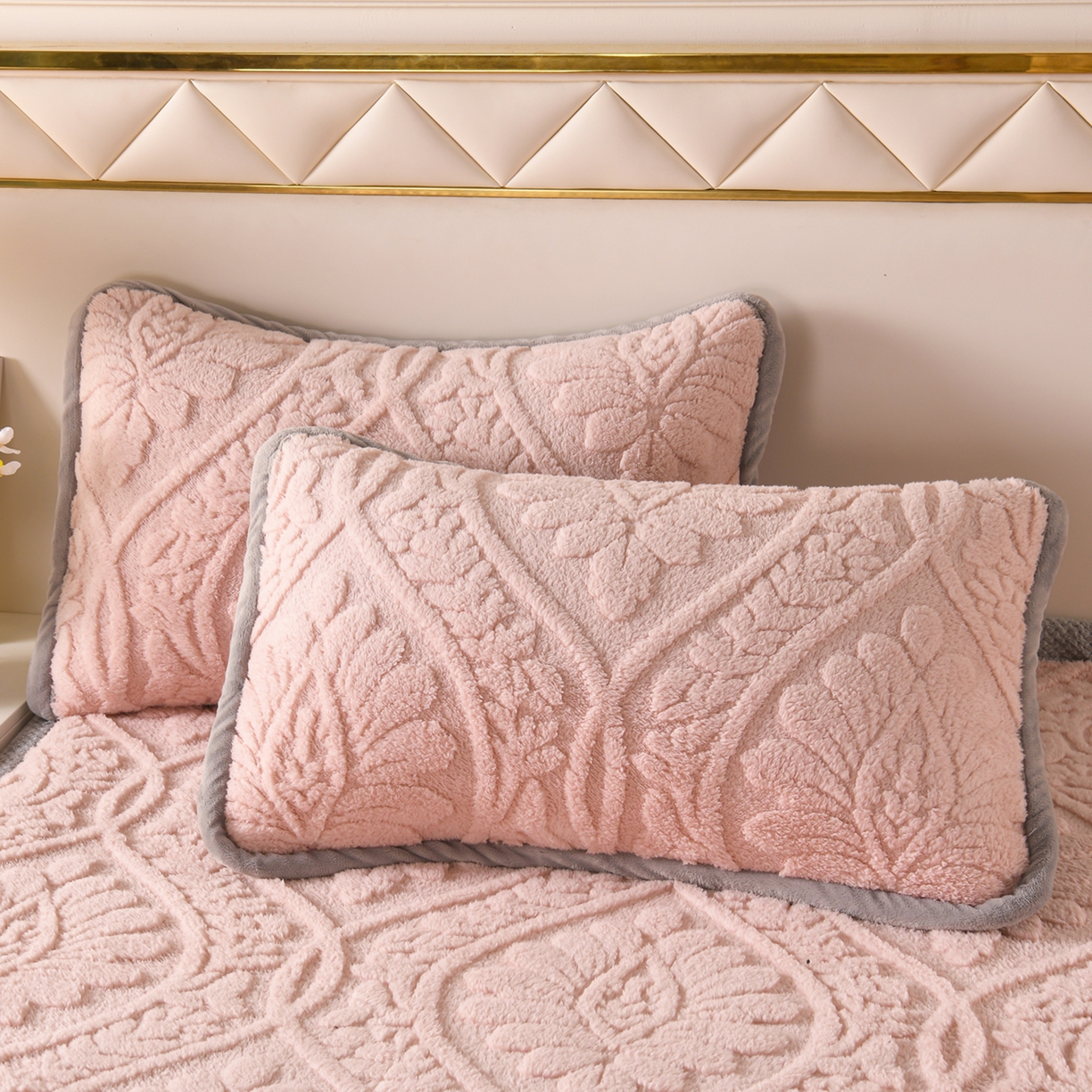 91家纺网 家纺一手货源 找家纺 鑫姿席业 2025新款A类高克重雕花牛奶绒床垫 米兰-樱花粉