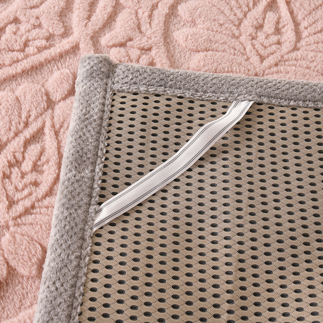 91家纺网 家纺一手货源 找家纺 鑫姿席业 2025新款A类高克重雕花牛奶绒床垫 米兰-樱花粉