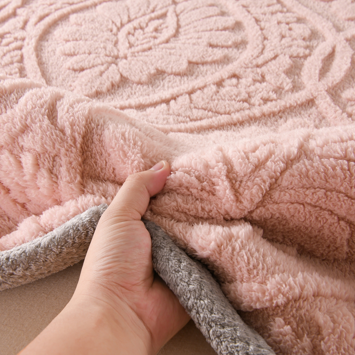 91家纺网 家纺一手货源 找家纺 鑫姿席业 2025新款A类高克重雕花牛奶绒床垫 米兰-樱花粉