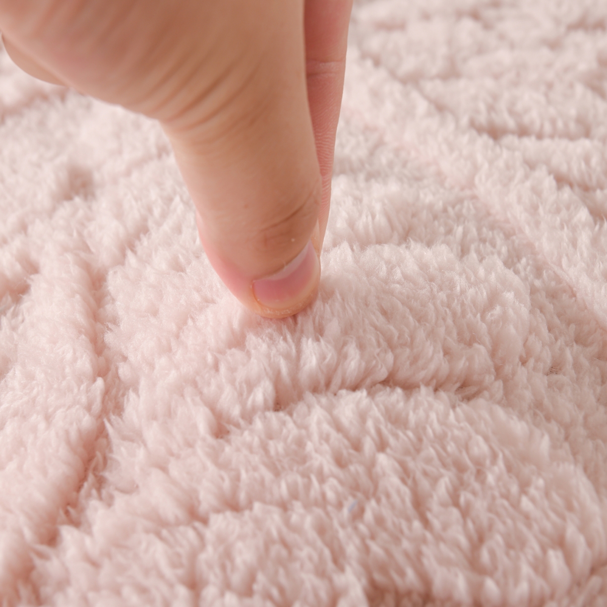 91家纺网 家纺一手货源 找家纺 鑫姿席业 2025新款A类高克重雕花牛奶绒床垫 米兰-樱花粉