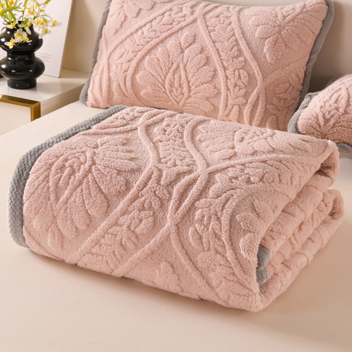 91家纺网 家纺一手货源 找家纺 鑫姿席业 2025新款A类高克重雕花牛奶绒床垫 米兰-樱花粉