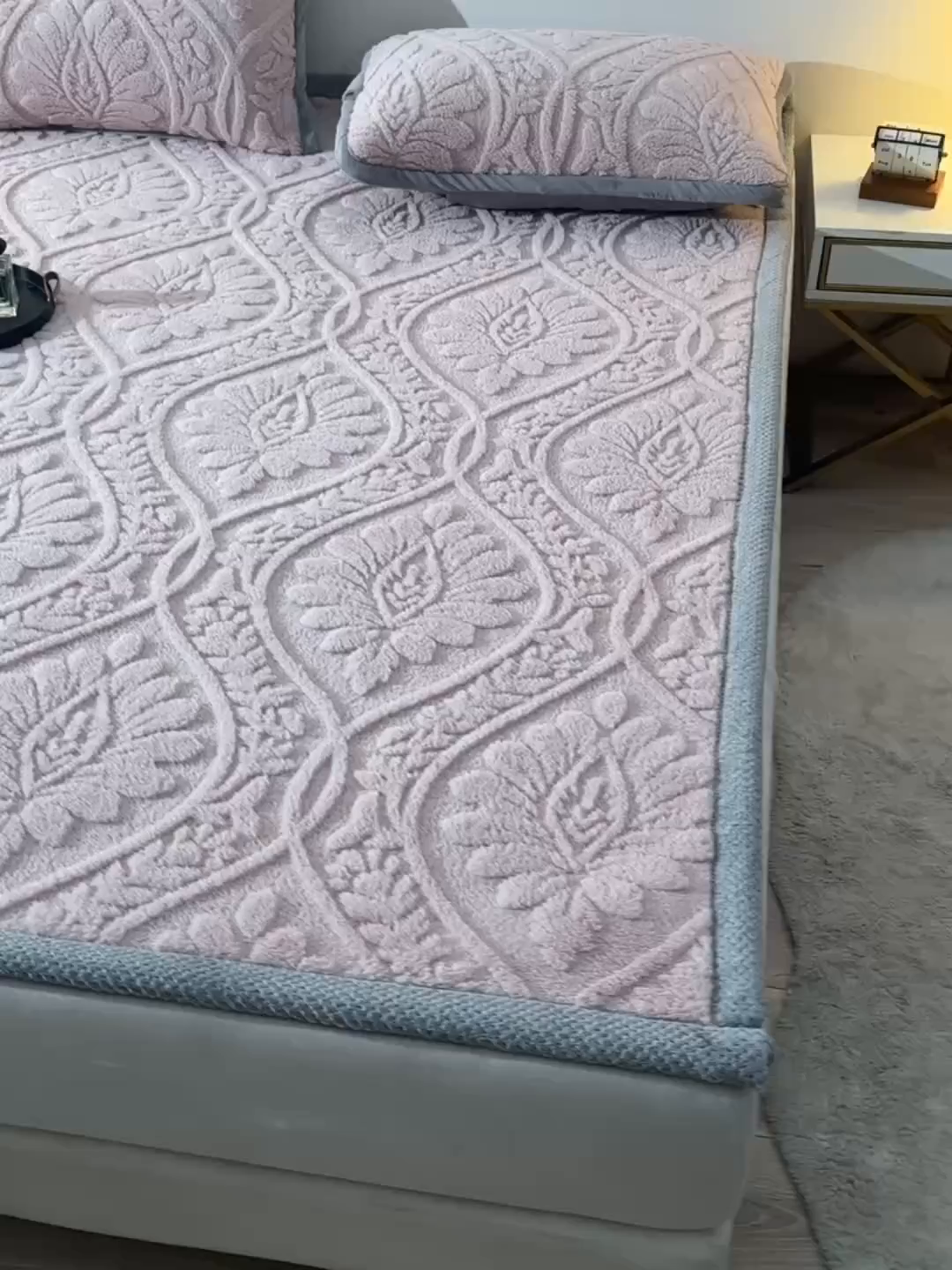 91家纺网 家纺一手货源 找家纺 鑫姿席业 2025新款A类高克重雕花牛奶绒床垫 米兰-樱花粉