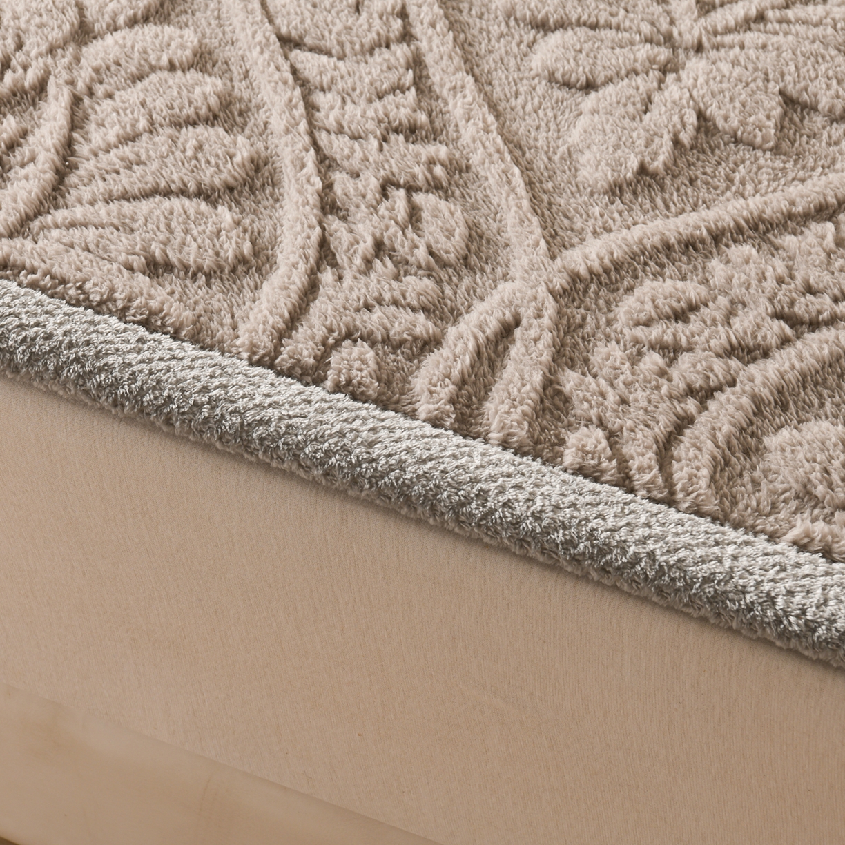 91家纺网 家纺一手货源 找家纺 鑫姿席业 2025新款A类高克重雕花牛奶绒床垫 米兰-月影灰