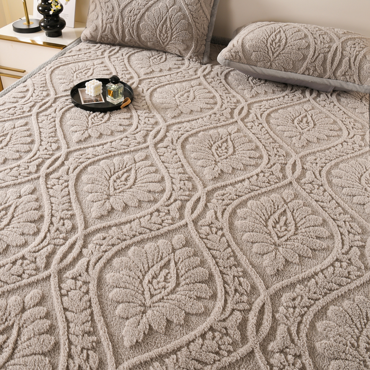 91家纺网 家纺一手货源 找家纺 鑫姿席业 2025新款A类高克重雕花牛奶绒床垫 米兰-月影灰