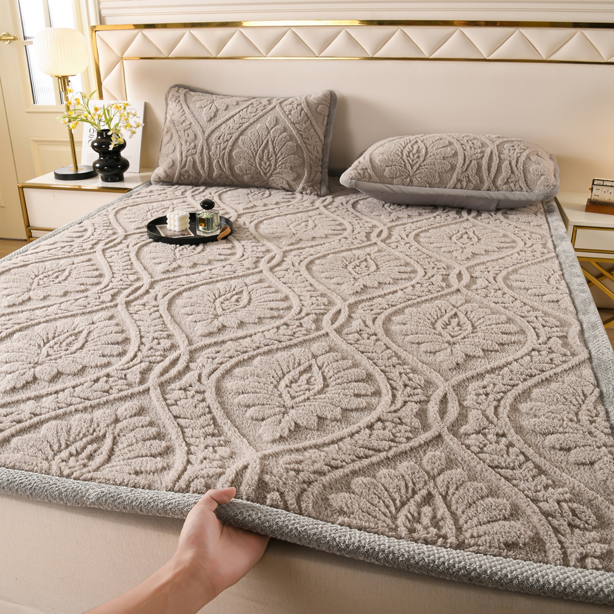 91家纺网 家纺一手货源 找家纺 鑫姿席业 2025新款A类高克重雕花牛奶绒床垫 米兰-月影灰