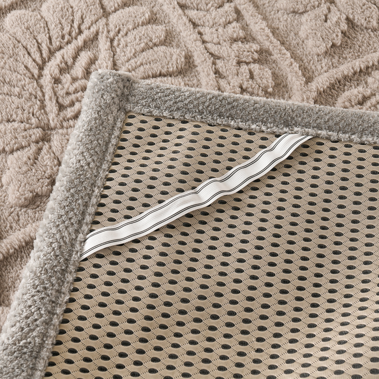 91家纺网 家纺一手货源 找家纺 鑫姿席业 2025新款A类高克重雕花牛奶绒床垫 米兰-月影灰