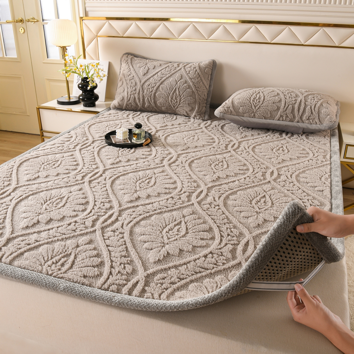 91家纺网 家纺一手货源 找家纺 鑫姿席业 2025新款A类高克重雕花牛奶绒床垫 米兰-月影灰