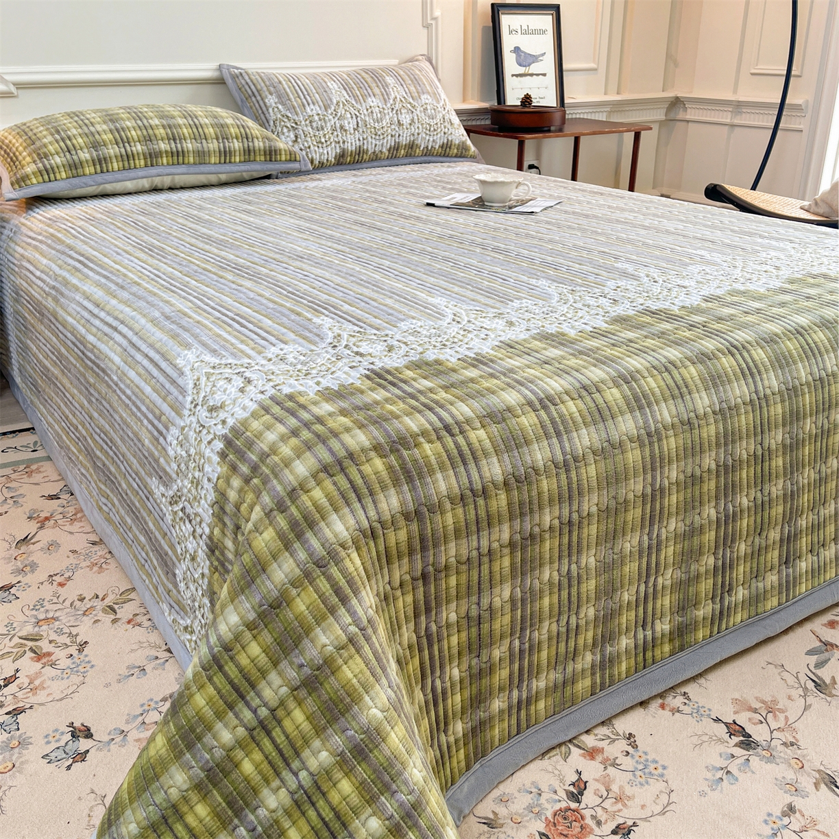 91家纺网 家纺一手货源 找家纺 （总）慕木家纺 2025新款A类高克重欧式牛奶绒夹棉床盖珠帘花系列-场景一