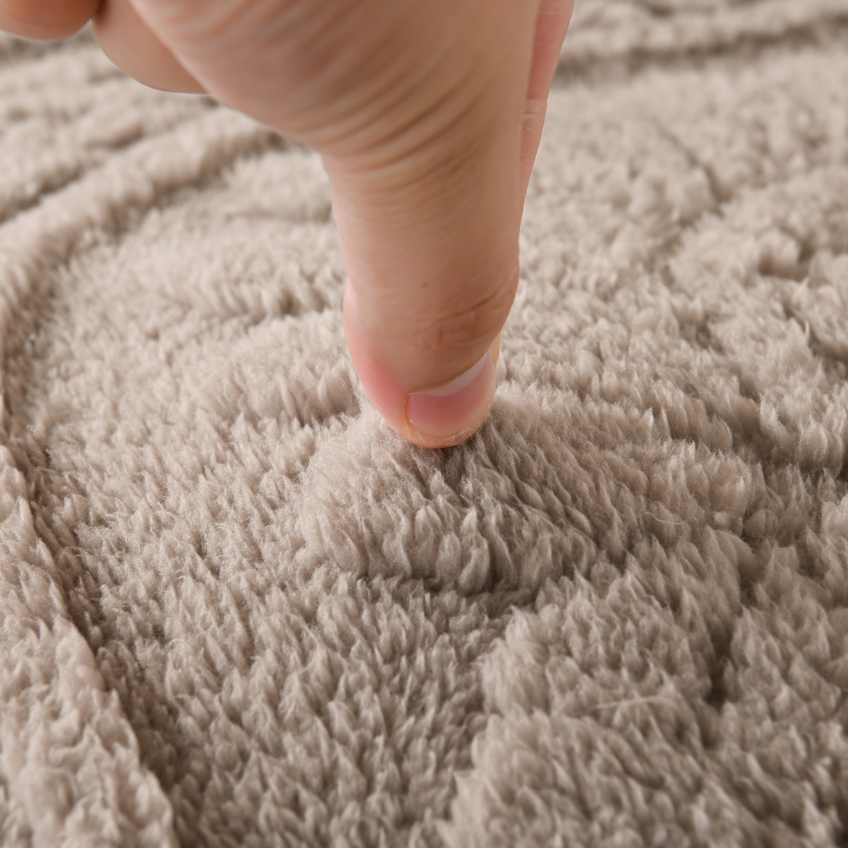 91家纺网 家纺一手货源 找家纺 鑫姿席业 2025新款A类高克重雕花牛奶绒床垫 米兰-月影灰