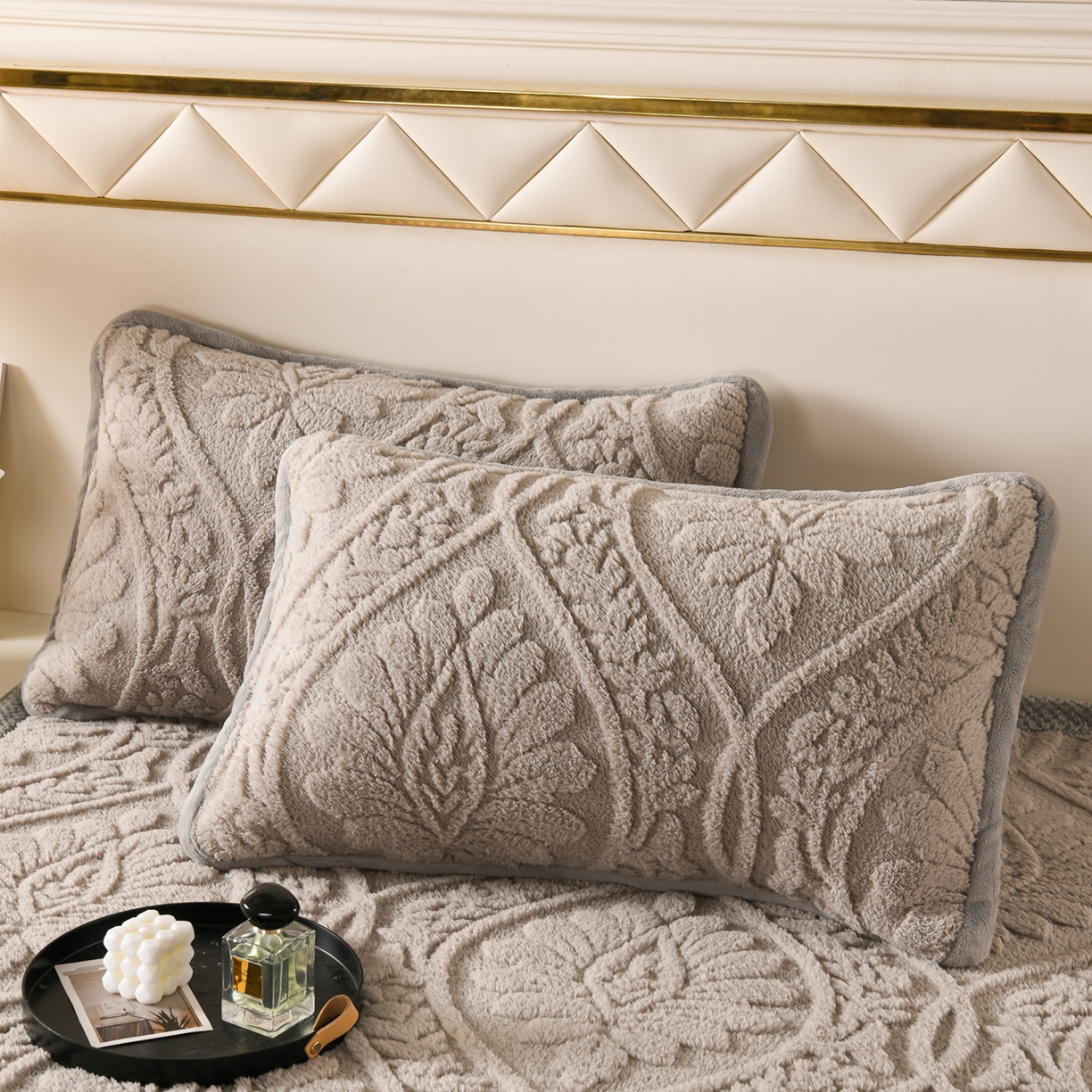 91家纺网 家纺一手货源 找家纺 鑫姿席业 2025新款A类高克重雕花牛奶绒床垫 米兰-月影灰