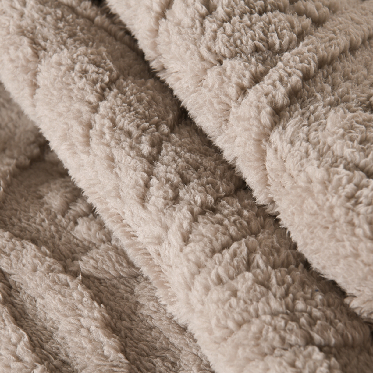 91家纺网 家纺一手货源 找家纺 鑫姿席业 2025新款A类高克重雕花牛奶绒床垫 米兰-月影灰