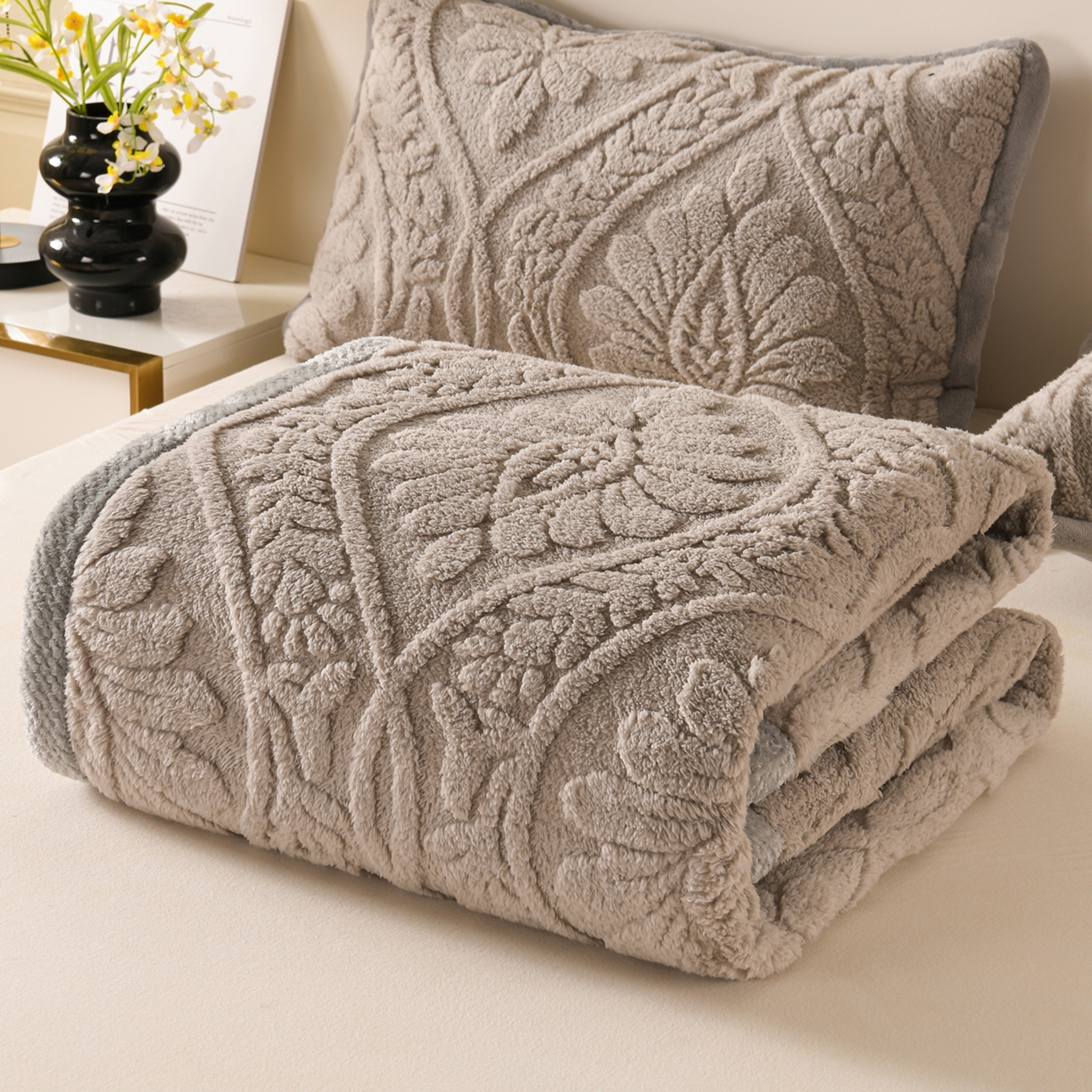 91家纺网 家纺一手货源 找家纺 鑫姿席业 2025新款A类高克重雕花牛奶绒床垫 米兰-月影灰