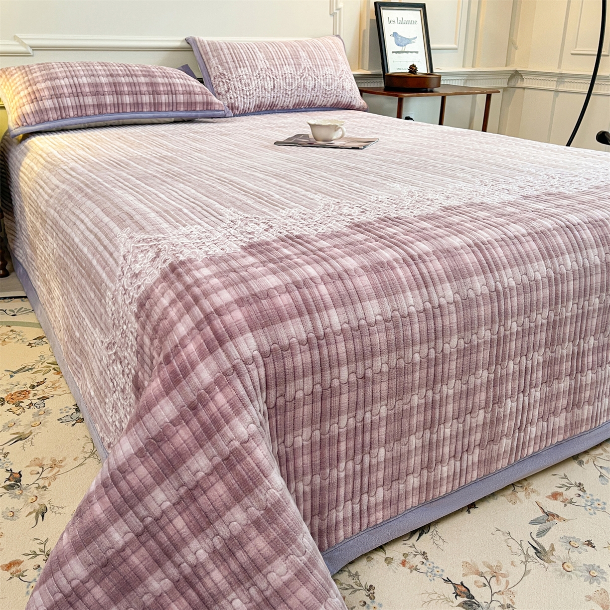 91家纺网 家纺一手货源 找家纺 （总）慕木家纺 2025新款A类高克重欧式牛奶绒夹棉床盖珠帘花系列-场景一