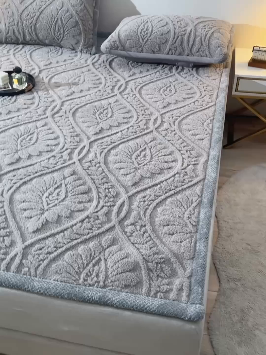 91家纺网 家纺一手货源 找家纺 鑫姿席业 2025新款A类高克重雕花牛奶绒床垫 米兰-月影灰