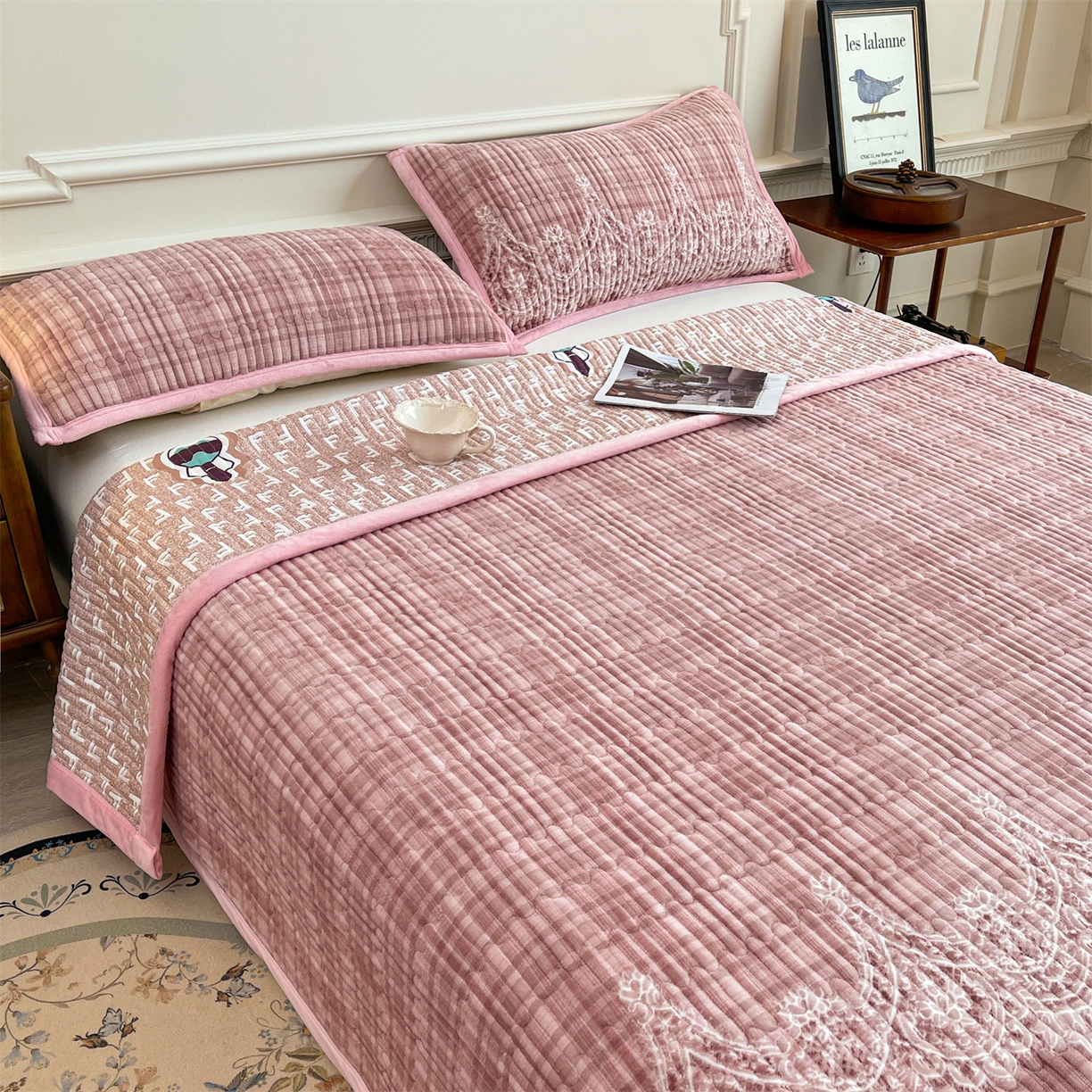 91家纺网 家纺一手货源 找家纺 慕木家纺 2025新款A类高克重欧式牛奶绒夹棉床盖珠帘花系列-场景一 珠帘花-豆沙