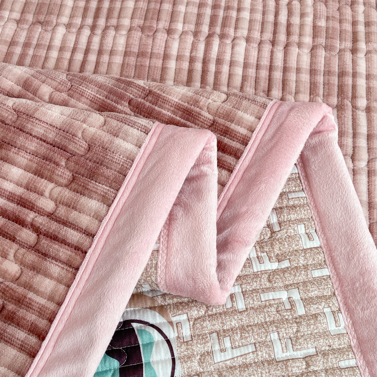 91家纺网 家纺一手货源 找家纺 慕木家纺 2025新款A类高克重欧式牛奶绒夹棉床盖珠帘花系列-场景一 珠帘花-豆沙