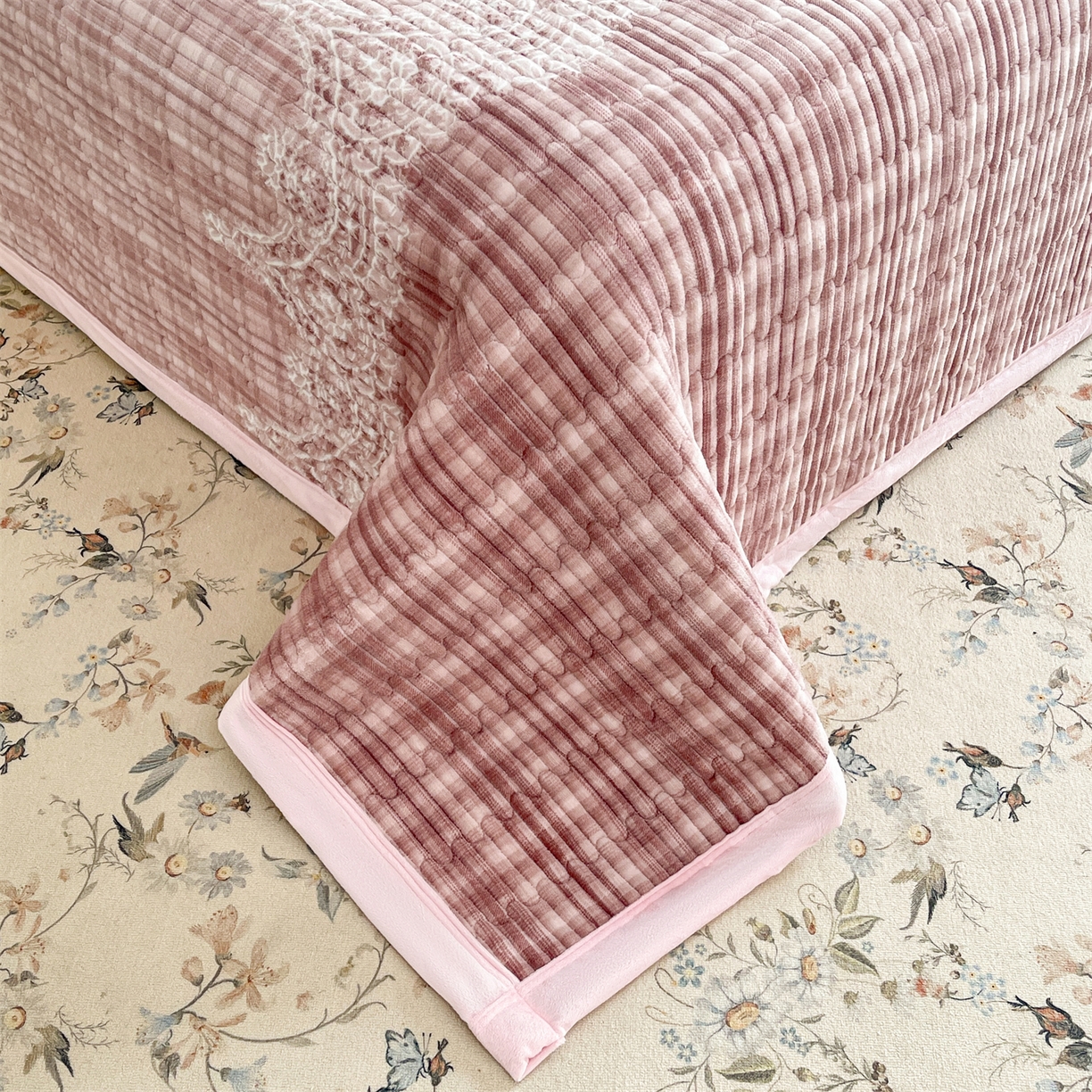 91家纺网 家纺一手货源 找家纺 慕木家纺 2025新款A类高克重欧式牛奶绒夹棉床盖珠帘花系列-场景一 珠帘花-豆沙